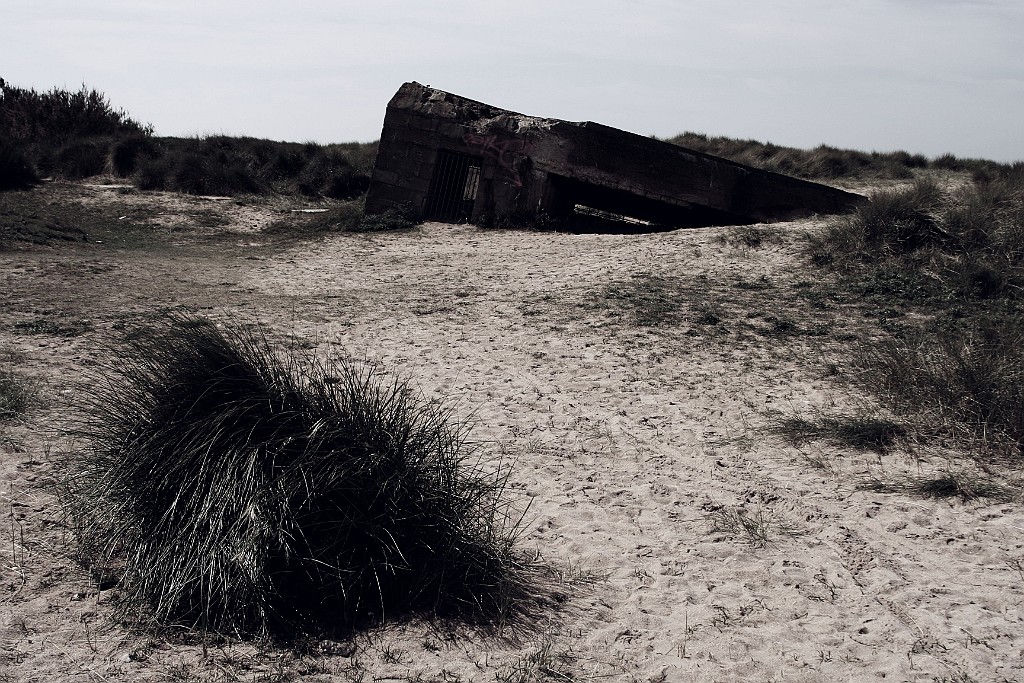 2.Weltkriegs-Bunker am Strand, Normandie, Frankreich.jpg